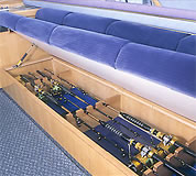 シート下ロッドケース(801bのロッドを4本収納可能です)