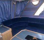 メインサロン:後方(折畳式の大型サロンテーブルを装備)